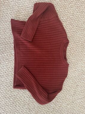 La Hearts Ribbed Crewneck Sweater in Burgundy Red